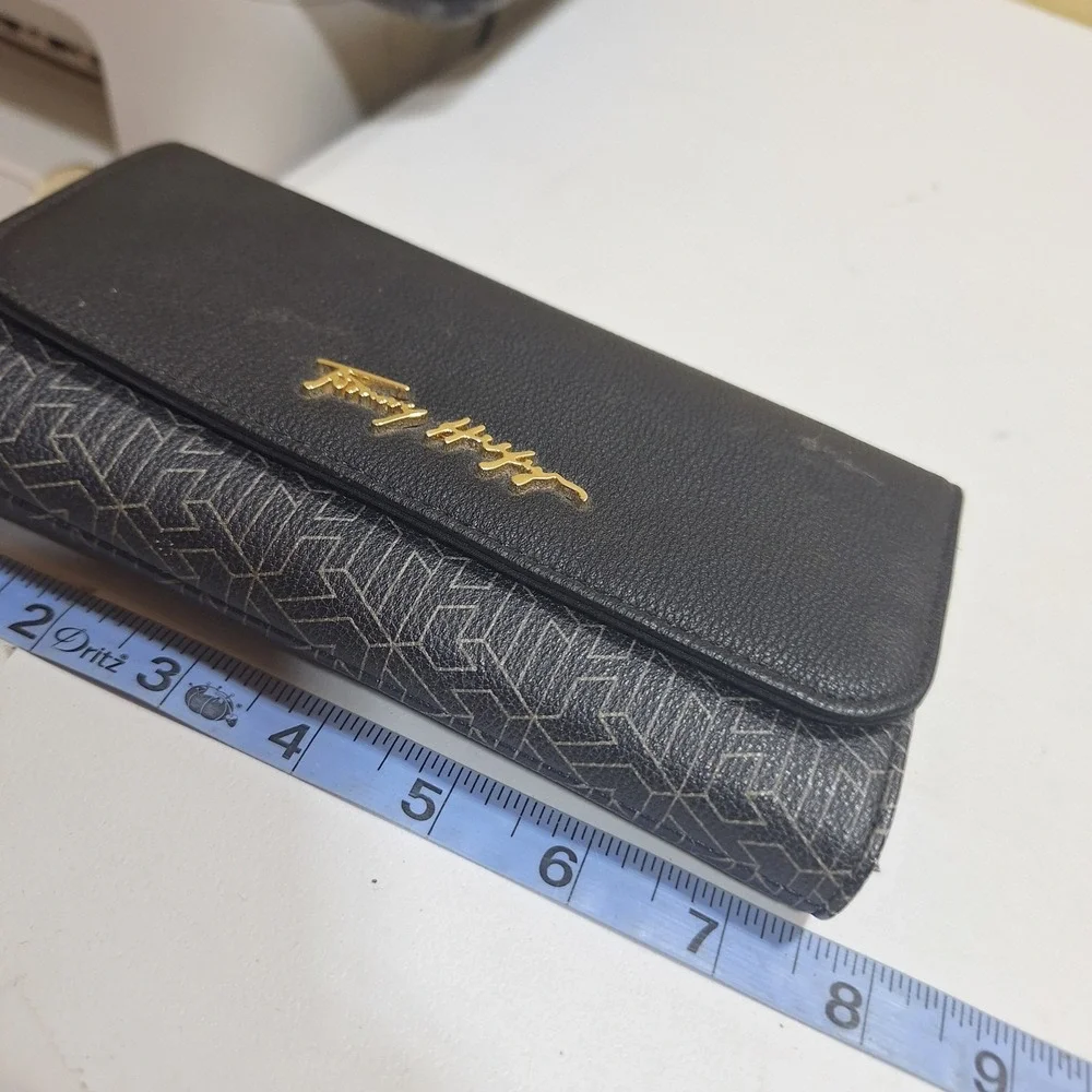 Tommy Hilfiger Women's Black Bifold Wallet Clutch Gold Logo RFID New With Tags